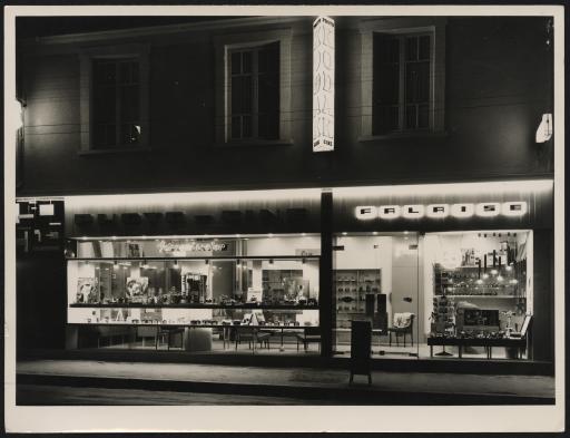La façade du magasin "Photo-Ciné Falaise", situé au 17 rue des Sables, à La Roche-sur-Yon : de nuit (vues 1-2).